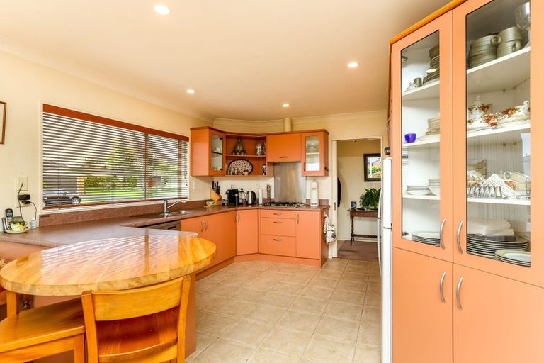 Photo of property in 18 Kinross Drive, Merrilands, New Plymouth, 4312
