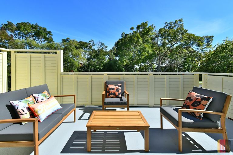 Photo of property in 74 Walter Strevens Drive, Conifer Grove, Takanini, 2112