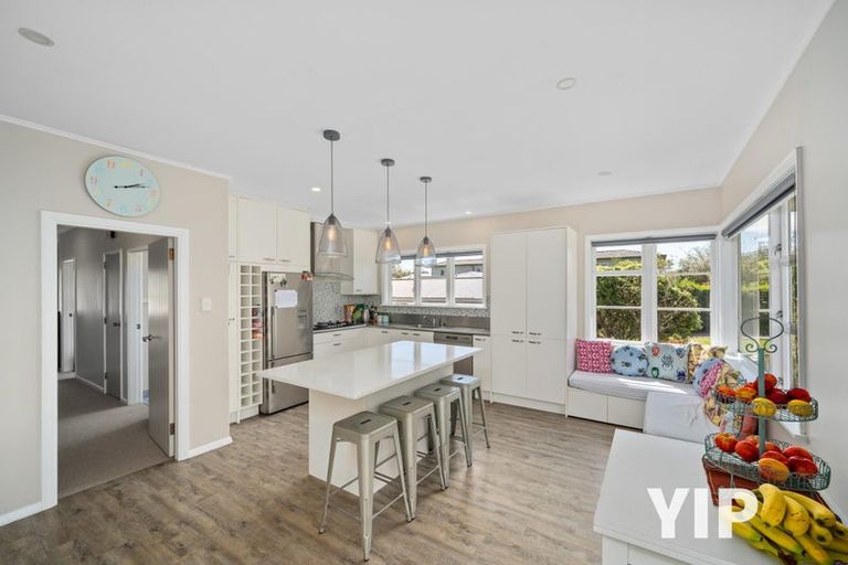 Photo of property in 15 Robert Street, Newlands, Wellington, 6037