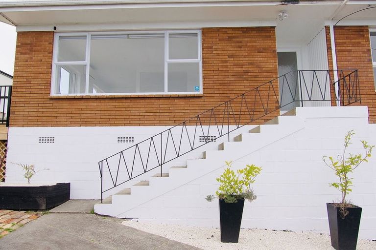 Photo of property in 2/16 Anne Road, Hillcrest, Auckland, 0627