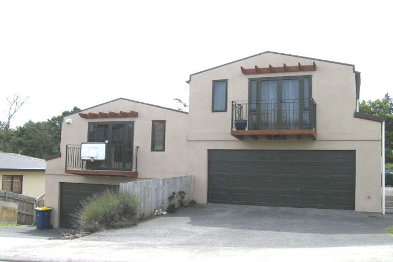 Photo of property in 25 Zefiro Drive, Massey, Auckland, 0614