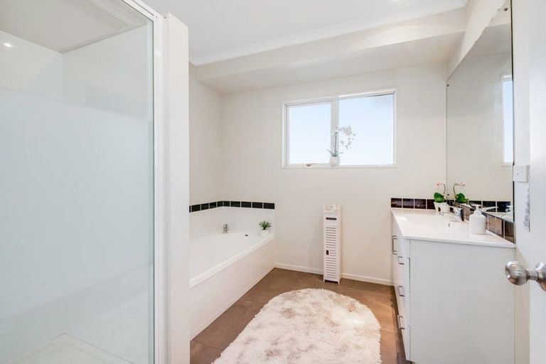 Photo of property in 84 Tauranga Place, Orewa, 0931