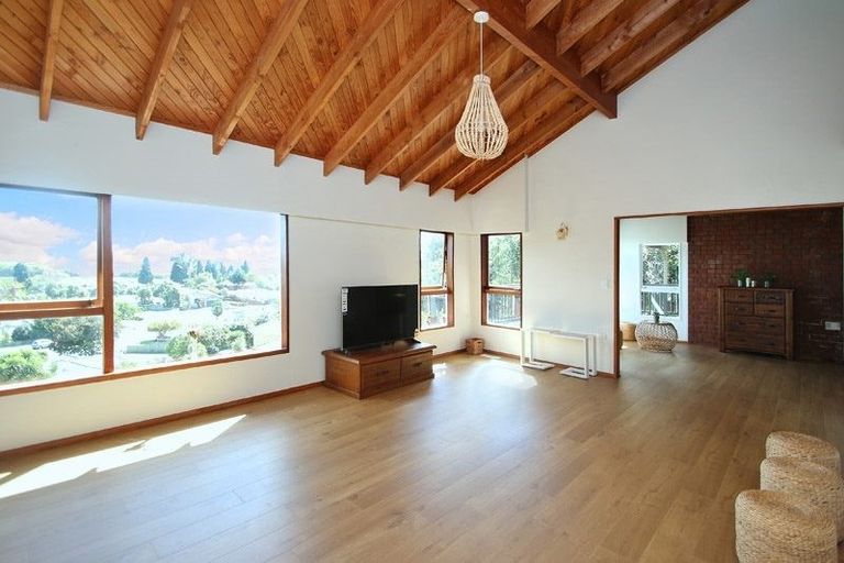 Photo of property in 11 Rika Place, Kawaha Point, Rotorua, 3010