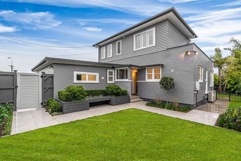 Photo of property in 58 Old Lake Road, Narrow Neck, Auckland, 0624