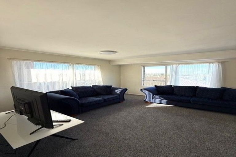 Photo of property in 261 Wairau Road, Totara Vale, Auckland, 0627
