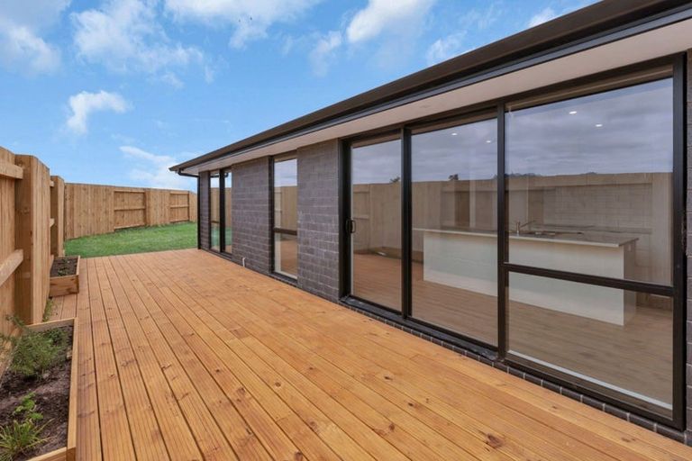 Photo of property in 15 Te Taniwha Road, One Tree Point, 0118