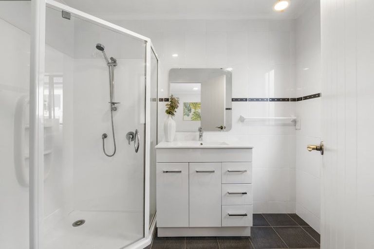 Photo of property in 9 Travis View Drive, Fairview Heights, Auckland, 0632