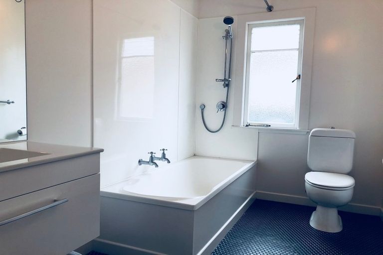 Photo of property in 77 Queen Street, Northcote Point, Auckland, 0627