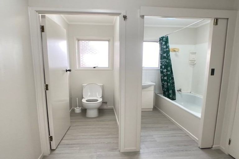 Photo of property in 2/1 Ribblesdale Road, Henderson, Auckland, 0612