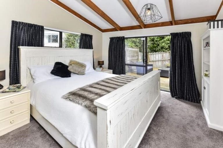 Photo of property in 10 Unsworth Drive, Unsworth Heights, Auckland, 0632