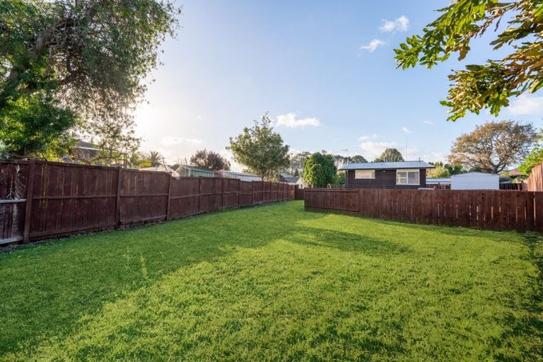 Photo of property in 39 Thornlow Street, Glendene, Auckland, 0602