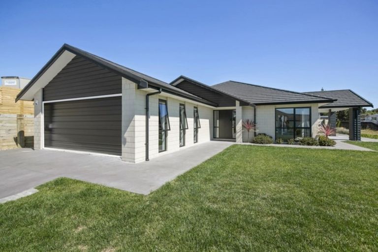 Photo of property in 2 Oakmont Crescent, Waiwhakaiho, New Plymouth, 4312