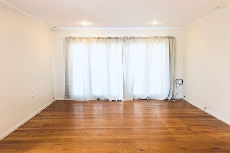 Photo of property in 21 Chilcott Road, Henderson, Auckland, 0612