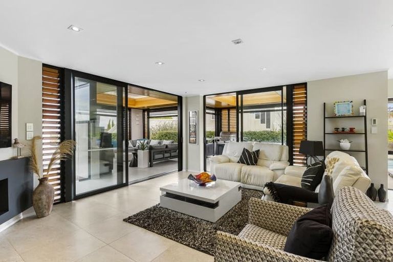 Photo of property in 29 Wiltshire Place, Somerville, Auckland, 2014