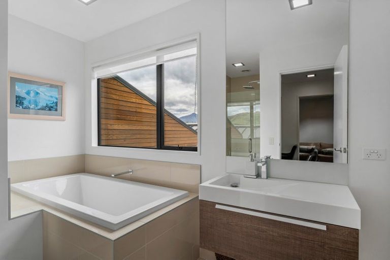 Photo of property in 10 Caithness Court, Jacks Point, Queenstown, 9371