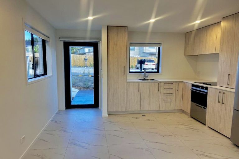 Photo of property in 1/23 Awaroa Road, Sunnyvale, Auckland, 0612