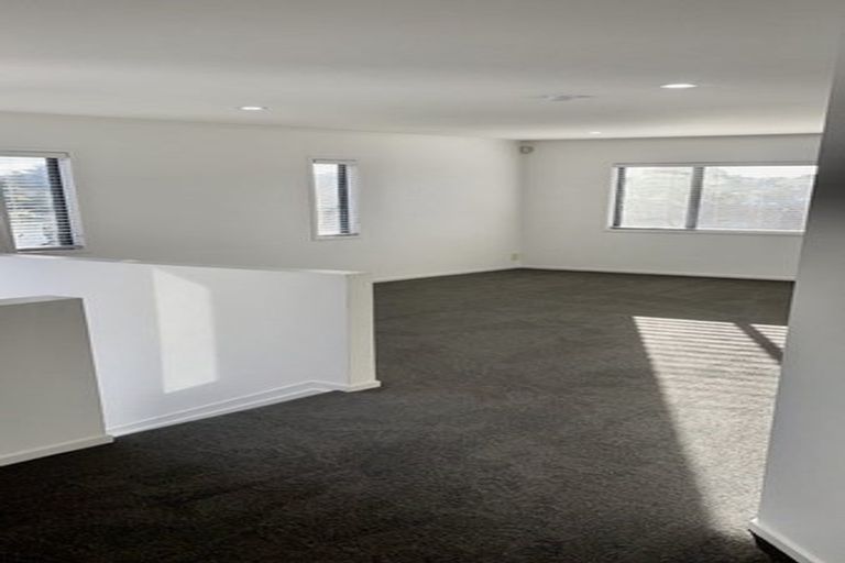 Photo of property in 2/90 Pupuke Road, Hillcrest, Auckland, 0627