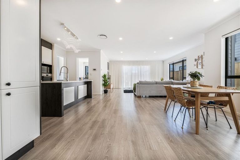 Photo of property in 11 Bunbeg Crescent, Flat Bush, Auckland, 2019