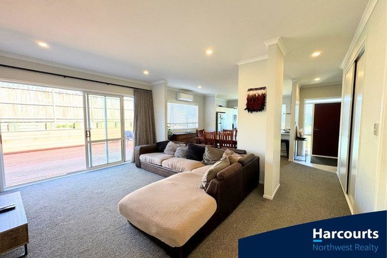 Photo of property in 5 Malbec Place, Huapai, Kumeu, 0810