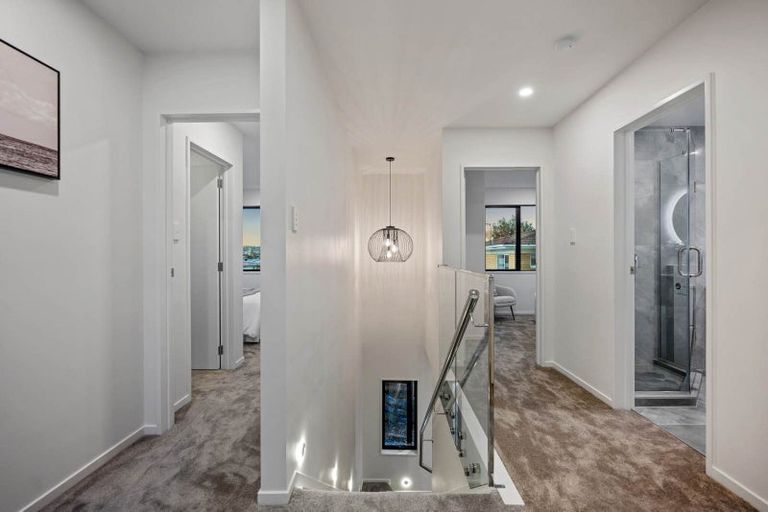 Photo of property in 33d Garadice Road, Rothesay Bay, Auckland, 0630