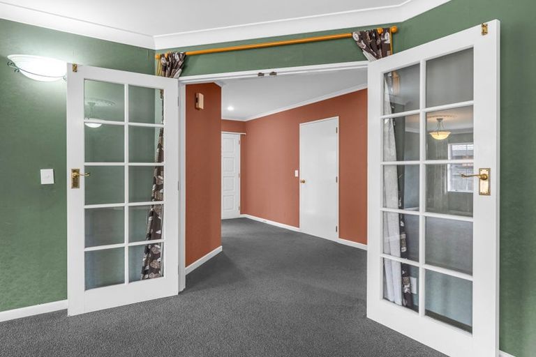 Photo of property in 16 Rosebank Avenue, Kelvin Grove, Palmerston North, 4414