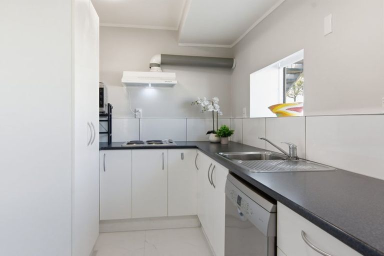 Photo of property in 1/862 East Coast Road, Northcross, Auckland, 0630