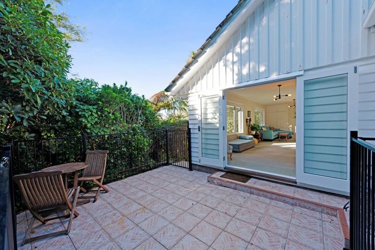 Photo of property in 48 Homewood Crescent, Karori, Wellington, 6012