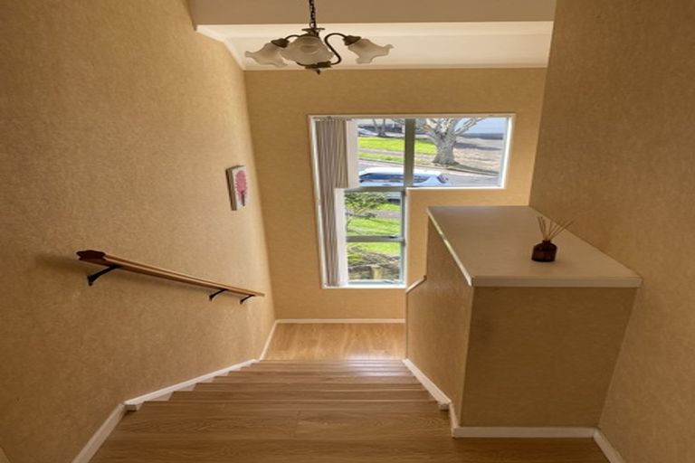 Photo of property in 1/4 Mossop Rise, Glenfield, Auckland, 0629