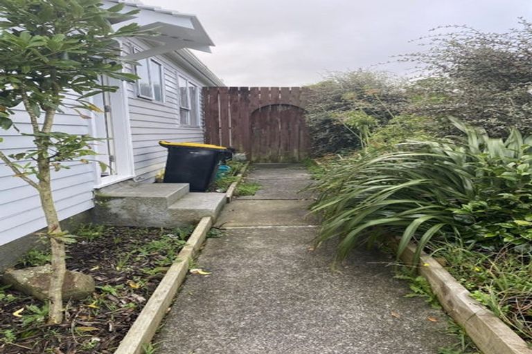 Photo of property in 18a Chetwode Grove, Newlands, Wellington, 6037