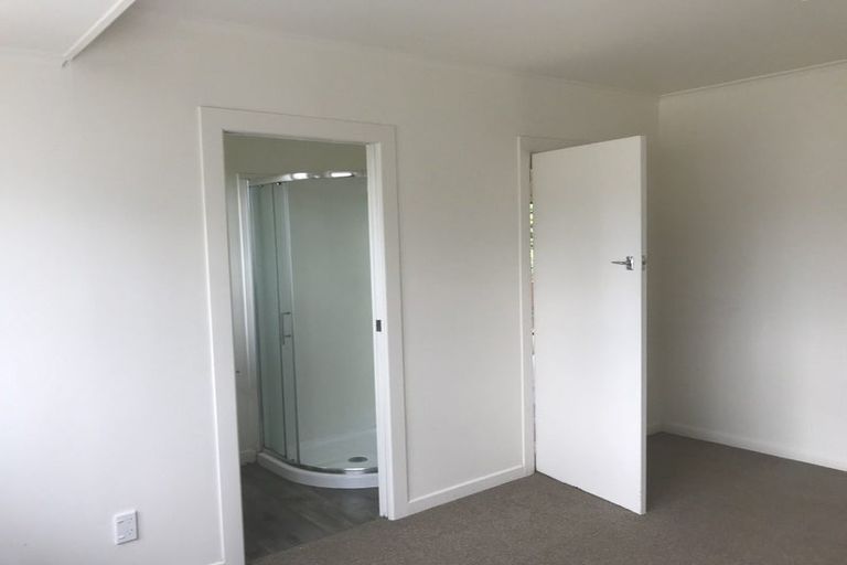 Photo of property in 936 East Coast Road, Northcross, Auckland, 0630