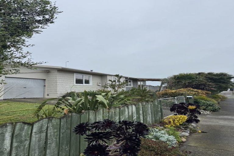 Photo of property in 5 Simcox Street, Otaki Beach, Otaki, 5512