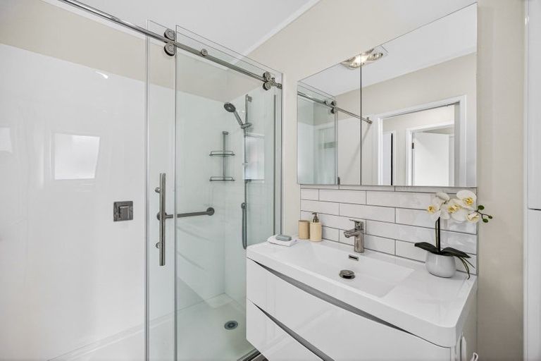 Photo of property in 32b Kiwi Esplanade, Mangere Bridge, Auckland, 2022
