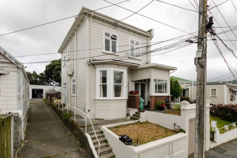 Photo of property in 16 Glendavar Street, Berhampore, Wellington, 6023