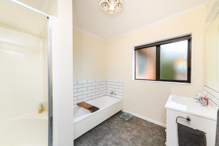 Photo of property in 11 Greenwood Place, Fitzherbert, Palmerston North, 4410
