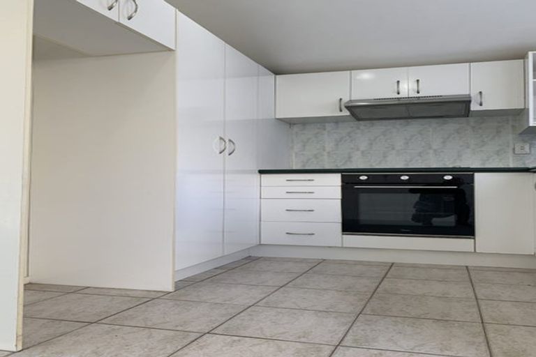 Photo of property in 12 Piper Place, Goodwood Heights, Auckland, 2105