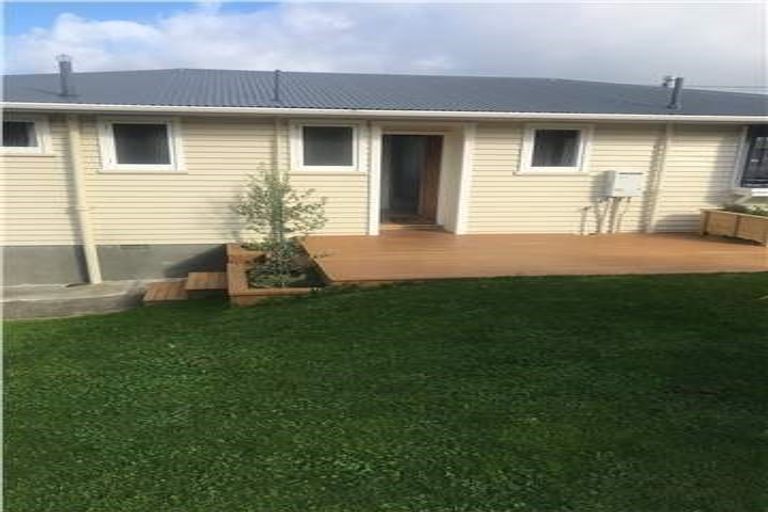 Photo of property in 20 Cotswold Crescent, Newlands, Wellington, 6037