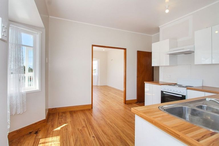 Photo of property in 32 Te Atatu Road, Te Atatu South, Auckland, 0610