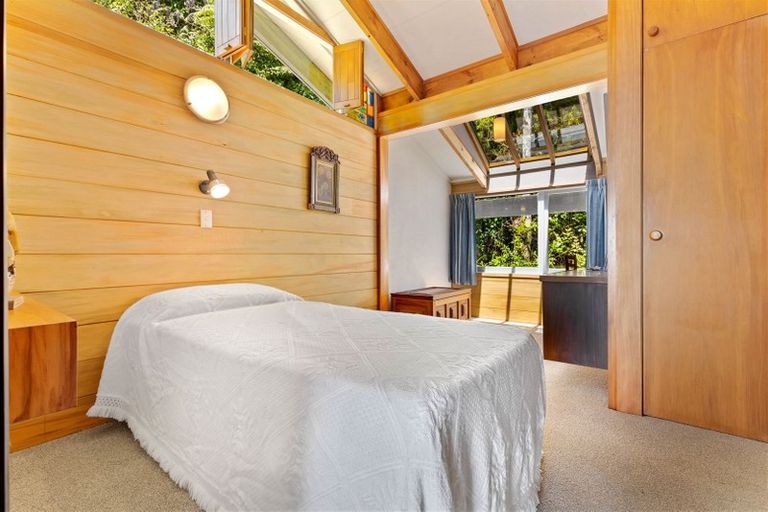 Photo of property in 13 Quinns Road, Waiatarua, Auckland, 0612