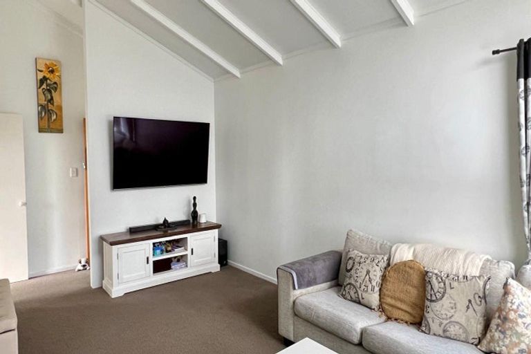 Photo of property in 32 Sunvue Road, Glen Eden, Auckland, 0602