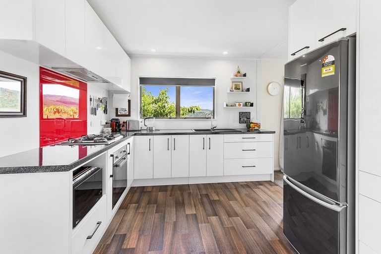 Photo of property in 6 Sasanqua Way, Crofton Downs, Wellington, 6035