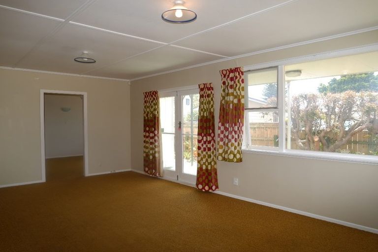 Photo of property in 6 Eruini Street, Waikanae Beach, Waikanae, 5036
