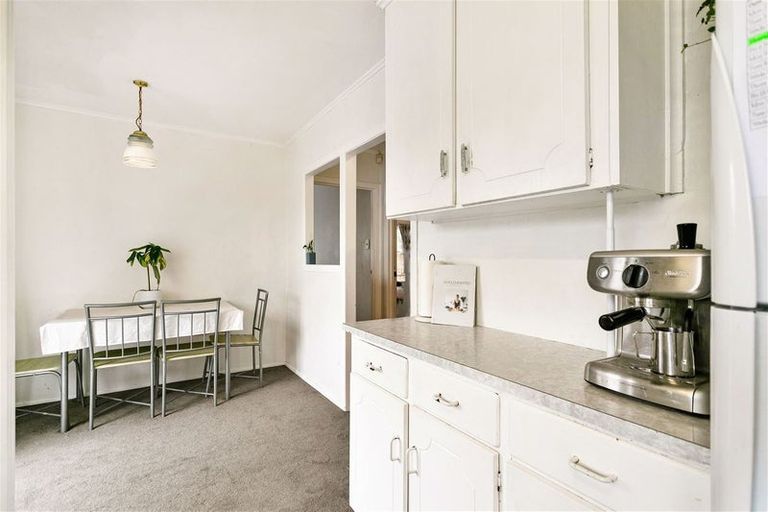 Photo of property in 17 Brookfield Road, Te Atatu Peninsula, Auckland, 0610