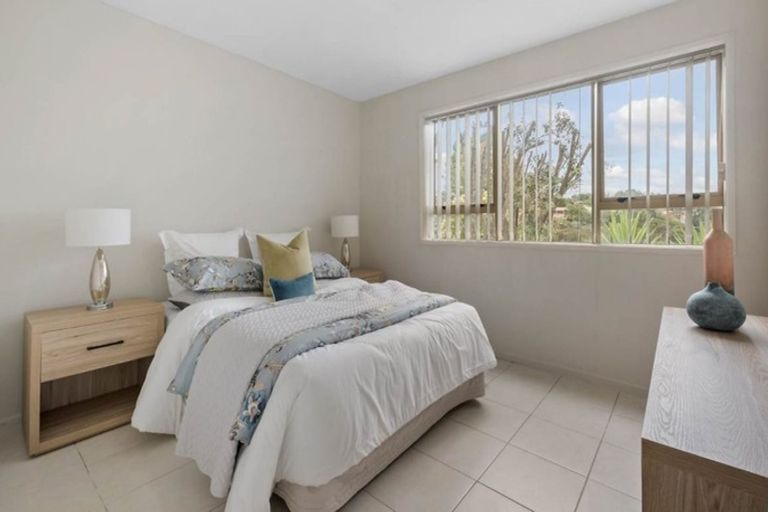 Photo of property in 1/10 Mcquoid Place, Glenfield, Auckland, 0629