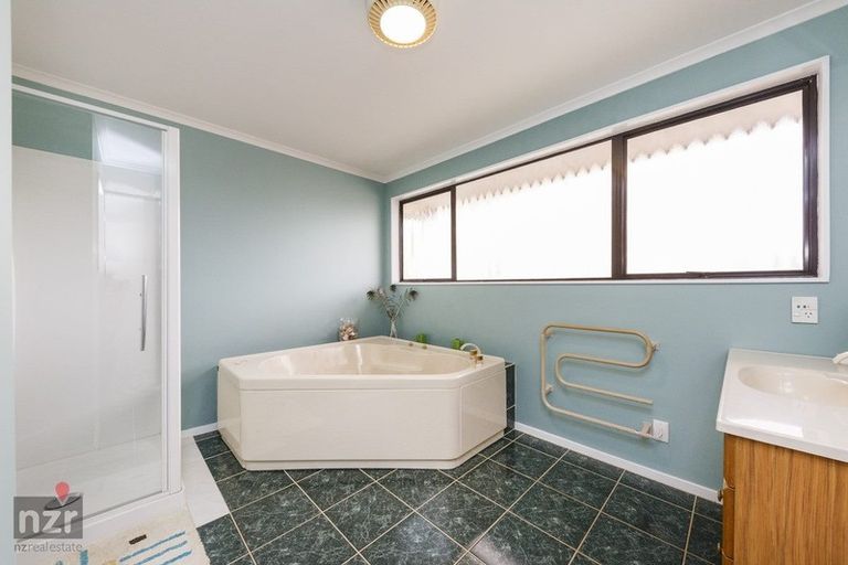 Photo of property in 35 Springdale Grove, Fitzherbert, Palmerston North, 4410