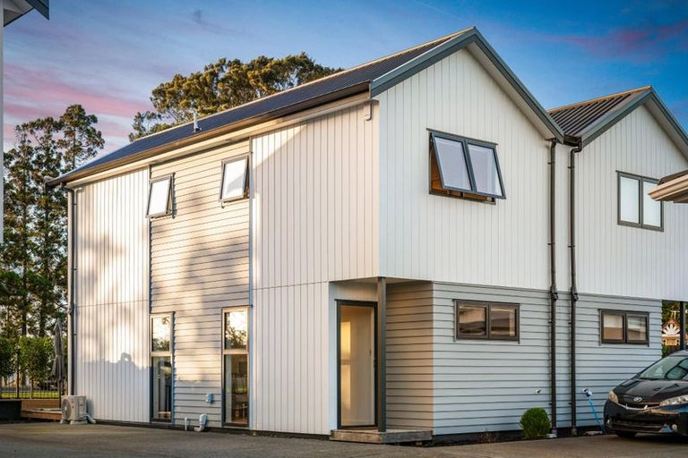 Photo of property in 3/111 Hobsonville Road, West Harbour, Auckland, 0618