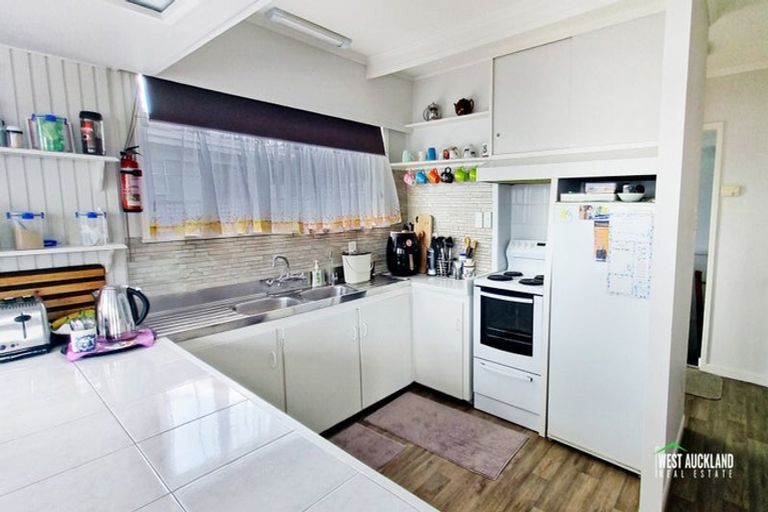 Photo of property in 24 Sherwood Avenue, Te Atatu South, Auckland, 0610