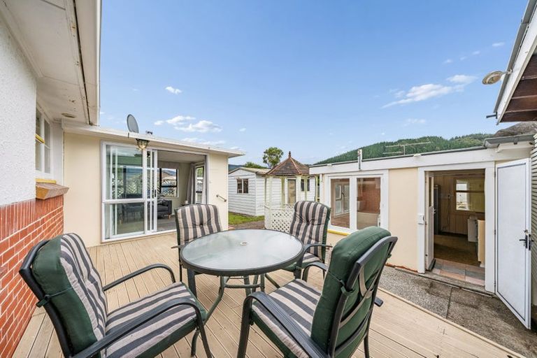 Photo of property in 6 Hall Grove, Ebdentown, Upper Hutt, 5018