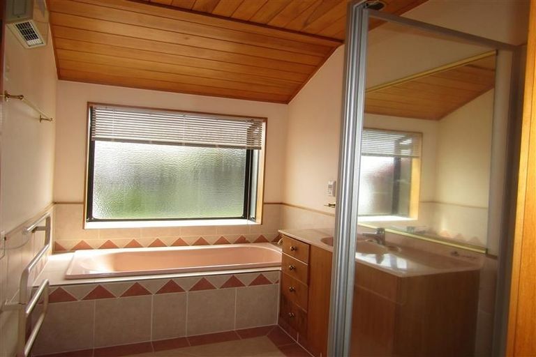 Photo of property in 2/50 Masterton Road, Rothesay Bay, Auckland, 0630