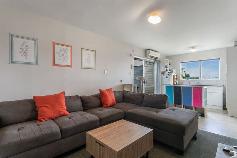 Photo of property in 7 Hueglow Rise, West Harbour, Auckland, 0618