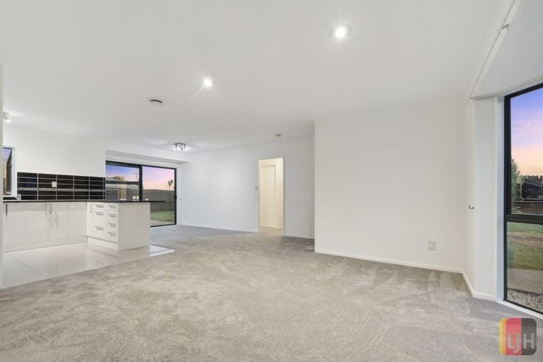 Photo of property in 18 Randwick Place, Randwick Park, Auckland, 2105